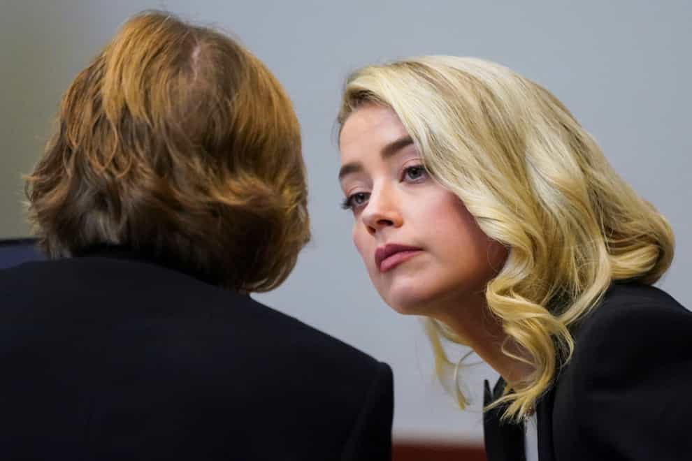 Amber Heard talks with her lawyer (Kevin Lamarque/Pool Photo via AP)