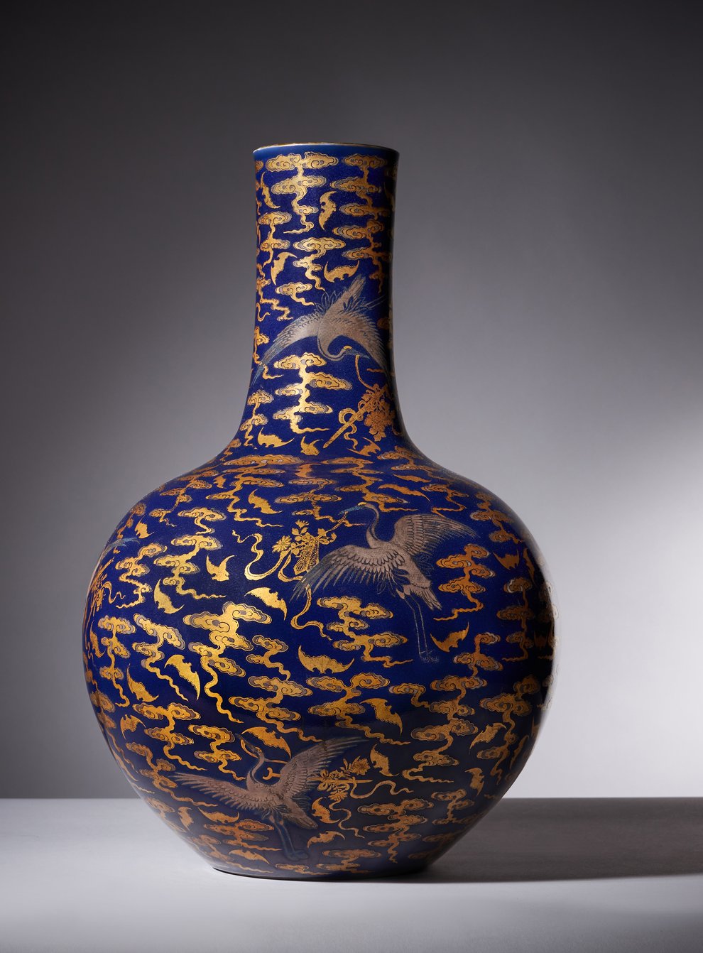 18th century Chinese vase (Dreweatts Auctioneers)