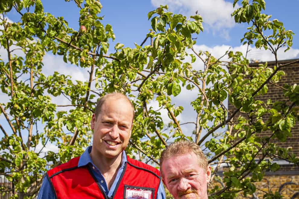 The Duke of Cambridge with Big Issue vendor Dave Martin (Andy Parsons/The Big Issue/PA)