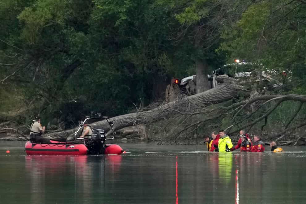 Teams in dry suits and Ramsey County Sheriff’s deputies search for the bodies of a mother and her three children at Vadnais Lake (Anthony Souffle/Star Tribune/AP)