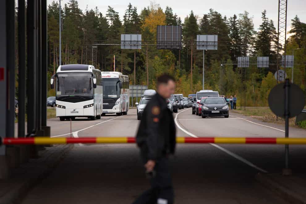 Buses and cars queue to cross the border from Russia to Finland (Sasu Makinen/Lehtikuva via AP)