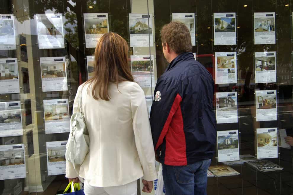 File photo dated 02/09/08 of a couple standing outside an estate agent’s window. Nearly three-quarters (735) of home buyers this year so far have been chain-free, according to analysis. This is up from just over two-thirds (69%) of buyers who were not part of a housing chain last year. Issue date: Monday April 25, 2022.