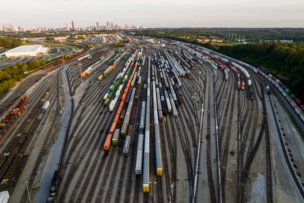 US House votes to avert rail strike and impose deal on unions (Danny Karnik/AP)