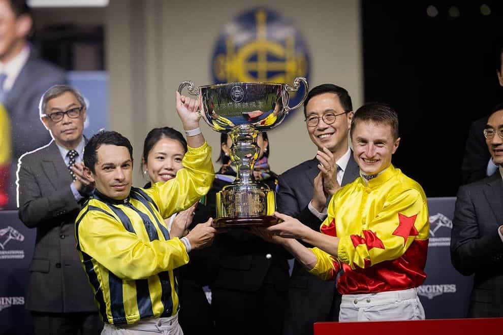 Silvestre de Sousa and Tom Marquand lift the LONGINES IJC trophy (HKJC)