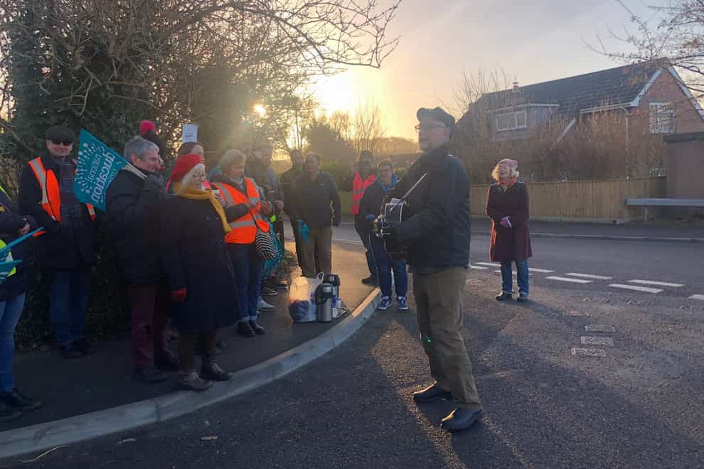 The folksinger showed his face to perform songs for those on the picket line at St Osmund’s School (St Osmund’s School)