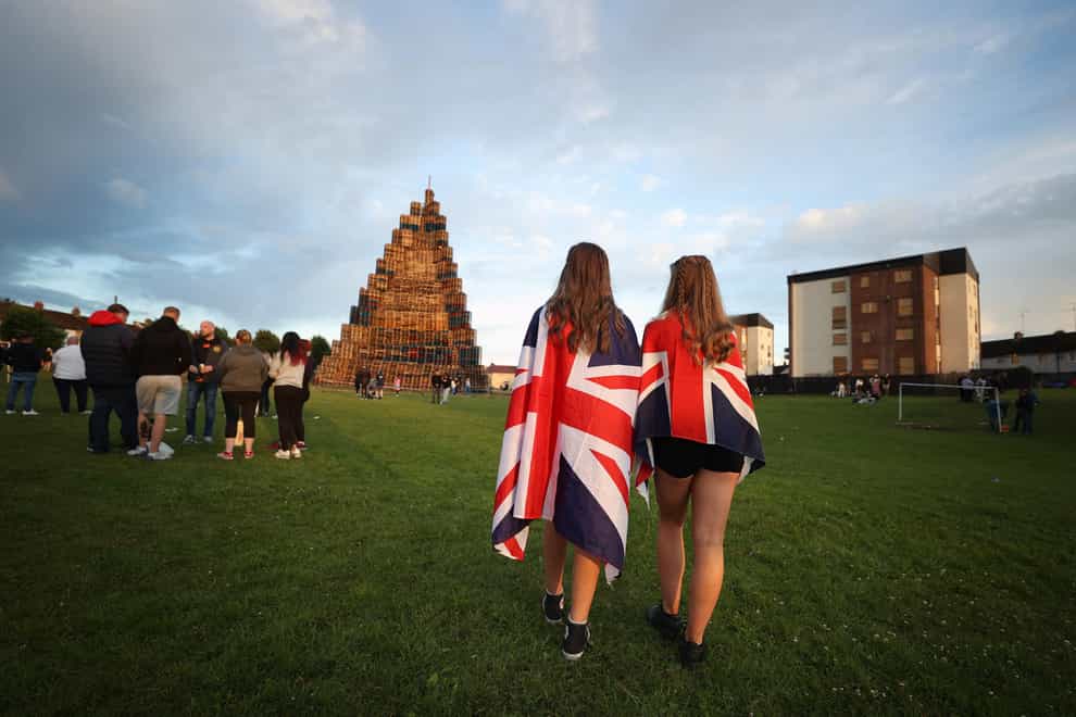 People before the burning of the loyalist Corcrain bonfire in Portadown (PA)