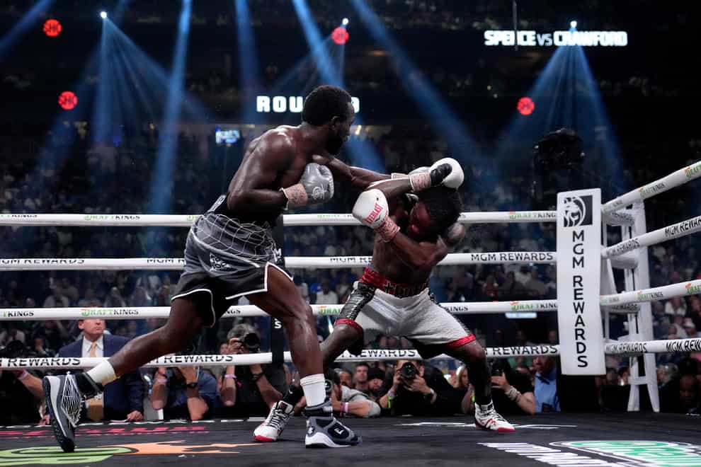 Terence Crawford, left, and Errol Spence Jr during their undisputed welterweight championship boxing match (John Locher/ AP)