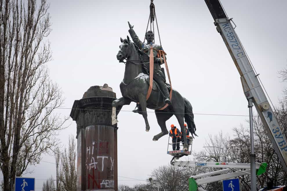 Municipal workers dismantle a monument to Soviet military leader Mykola Shchors in Kyiv (Efrem Lukatsky/AP)