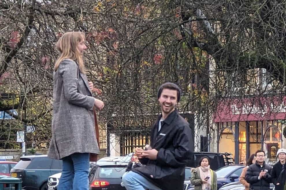 Mac Sullivan proposing to his now fiancee Alicia Rockall – a moment which was captured by a passerby and shared on X (Jen/@JennJosie)