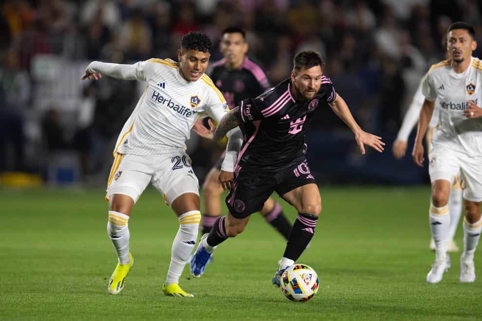 Lionel Messi dribbles past Los Angeles Galaxy midfielder Edwin Cerrillo (Kyusung Gong/AP)